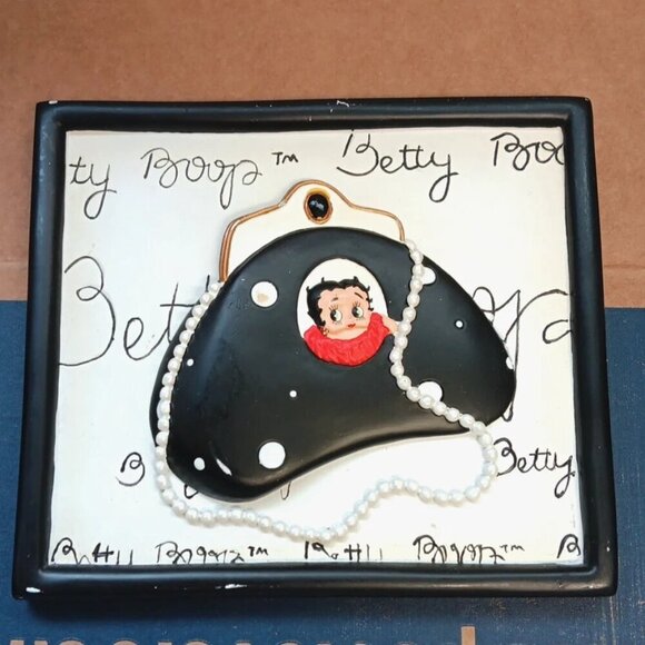 Betty Boop Wall Plaque 3D Purse Frame Necklace 2005 King Features Cartoon Classi - Picture 1 of 7